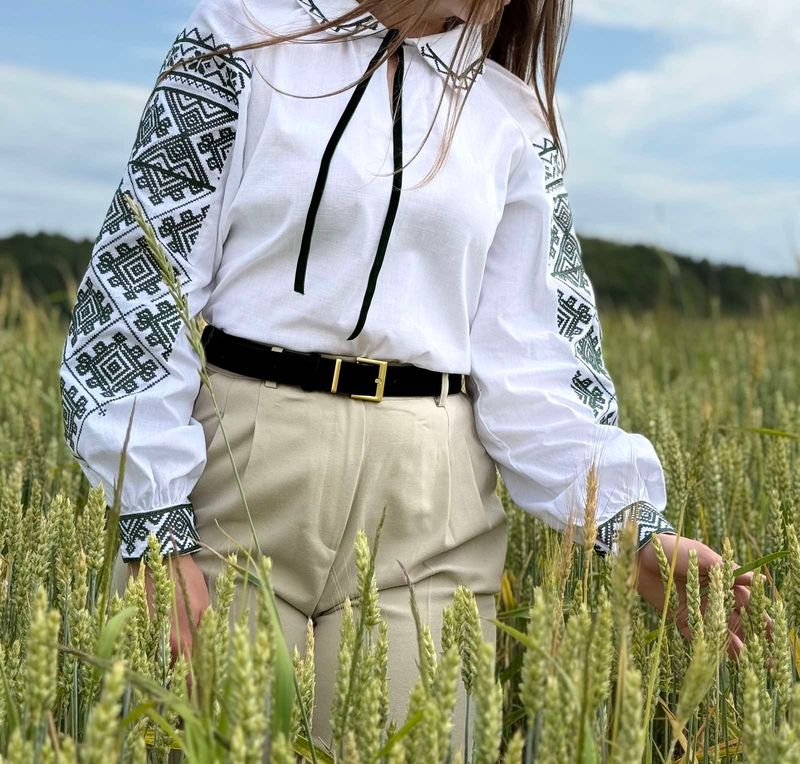 Неймовірно красива вишиванка, жіноча вишивана блузка на домотканому полотні (Арт. 03658)