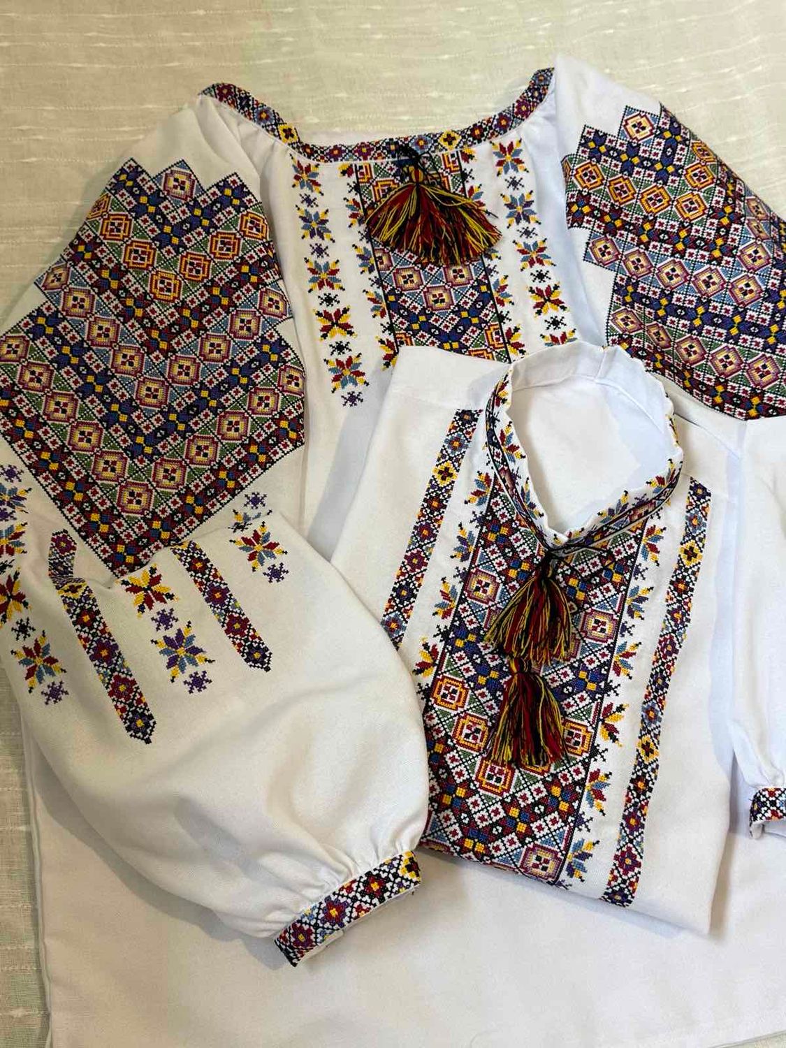 Пара вишиванок на білому льоні, жіноча та чоловіча вишиванка. Комплект вишиванок (Арт. 03723)