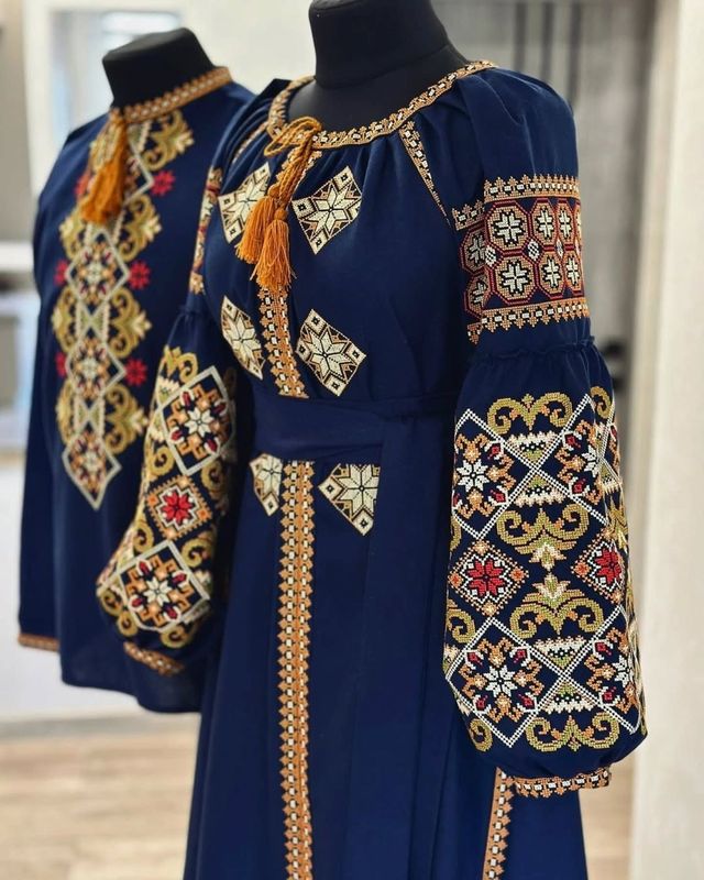 Вишиванка жіноча, сукня вишивана на темно-синьому льоні (Арт. 03742)