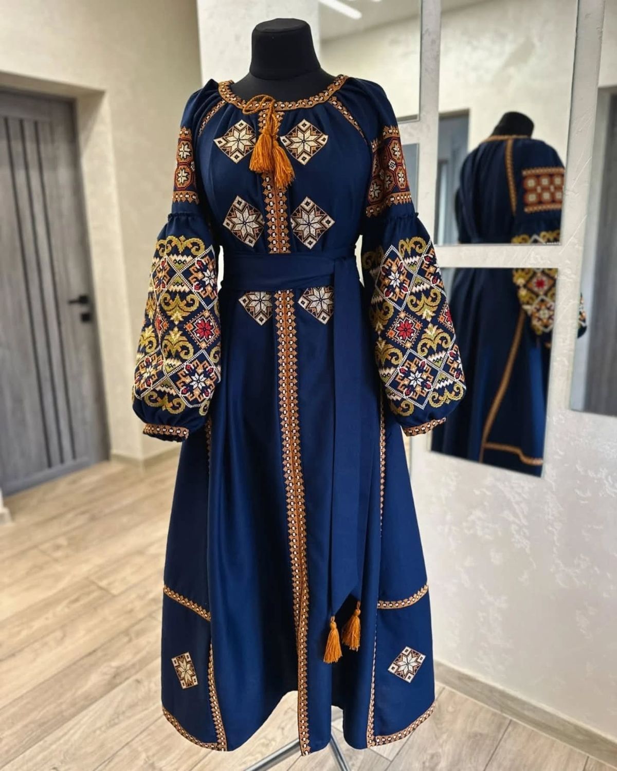 Вишиванка жіноча, сукня вишивана на темно-синьому льоні (Арт. 03742)