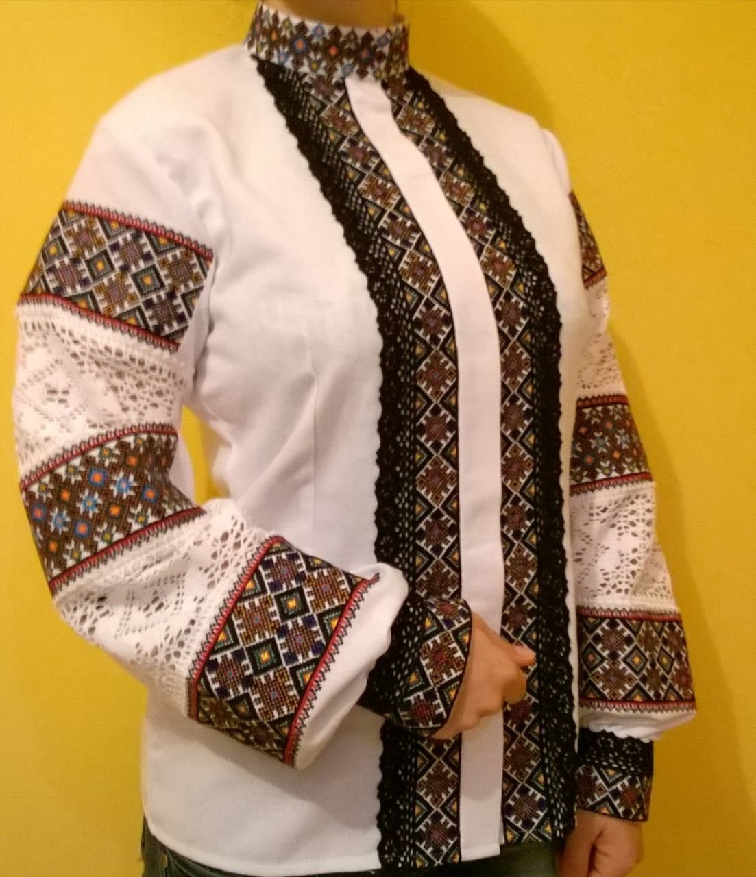 Вишиванка жіноча, вишивка хрестиком + натуральне мереживо (Арт. 02009)