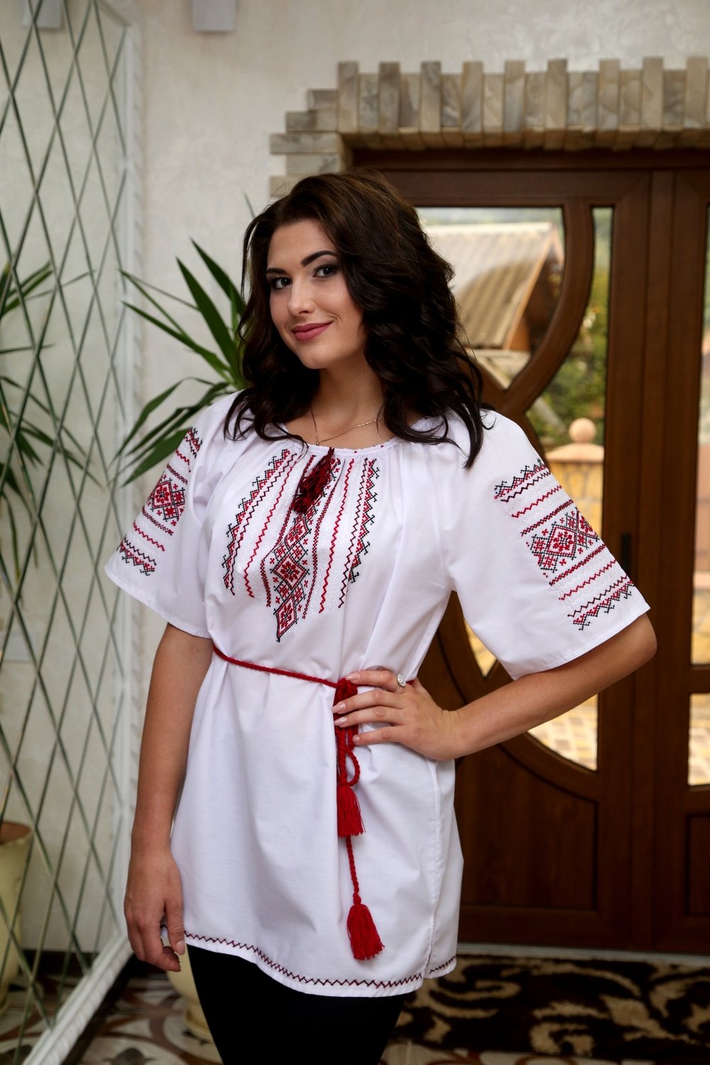Вишиванка жіноча червоними і чорними нитками (Арт. 00109)