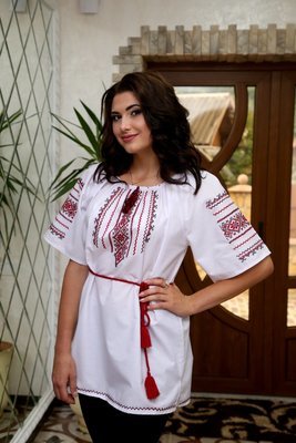 Вишиванка жіноча червоними і чорними нитками (Арт. 00109)