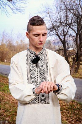 Вишиванка чоловіча чорними нитками на сірому льоні (Арт. 00196)
