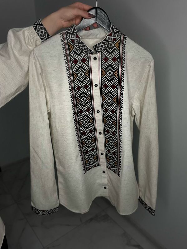 Вишиванка, чоловіча вишита сорочка на сірому льоні (Арт. 03756)
