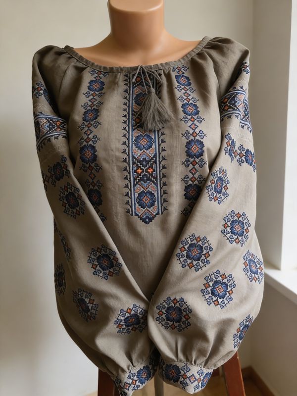 Вишиванка, жіноча вишивана блузка на сірому домотканому полотні (Арт. 03807)