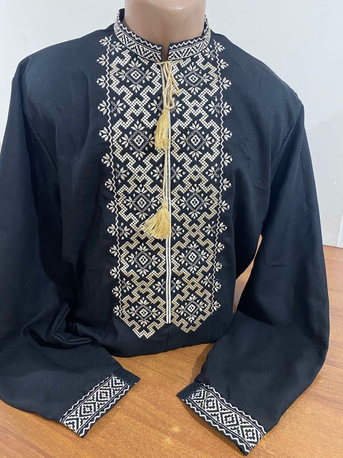 Вишиванка, чоловіча вишита сорочка на чорному домотканому (Арт. 03842)