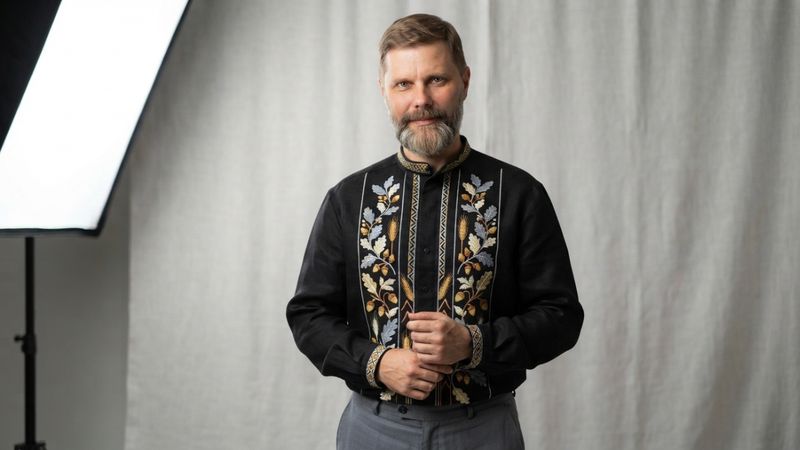 Вишиванка, чоловіча вишита сорочка на чорному льоні (Арт. 03869)