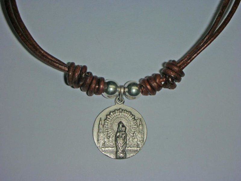 COLLAR CUERO Y PLATA DE PRIMERA LEY.