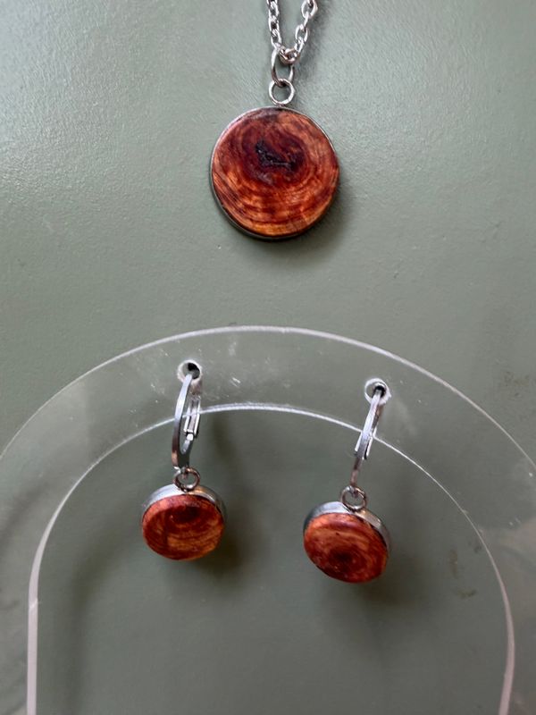 set van oorbellen en ketting boomparel rode ceder