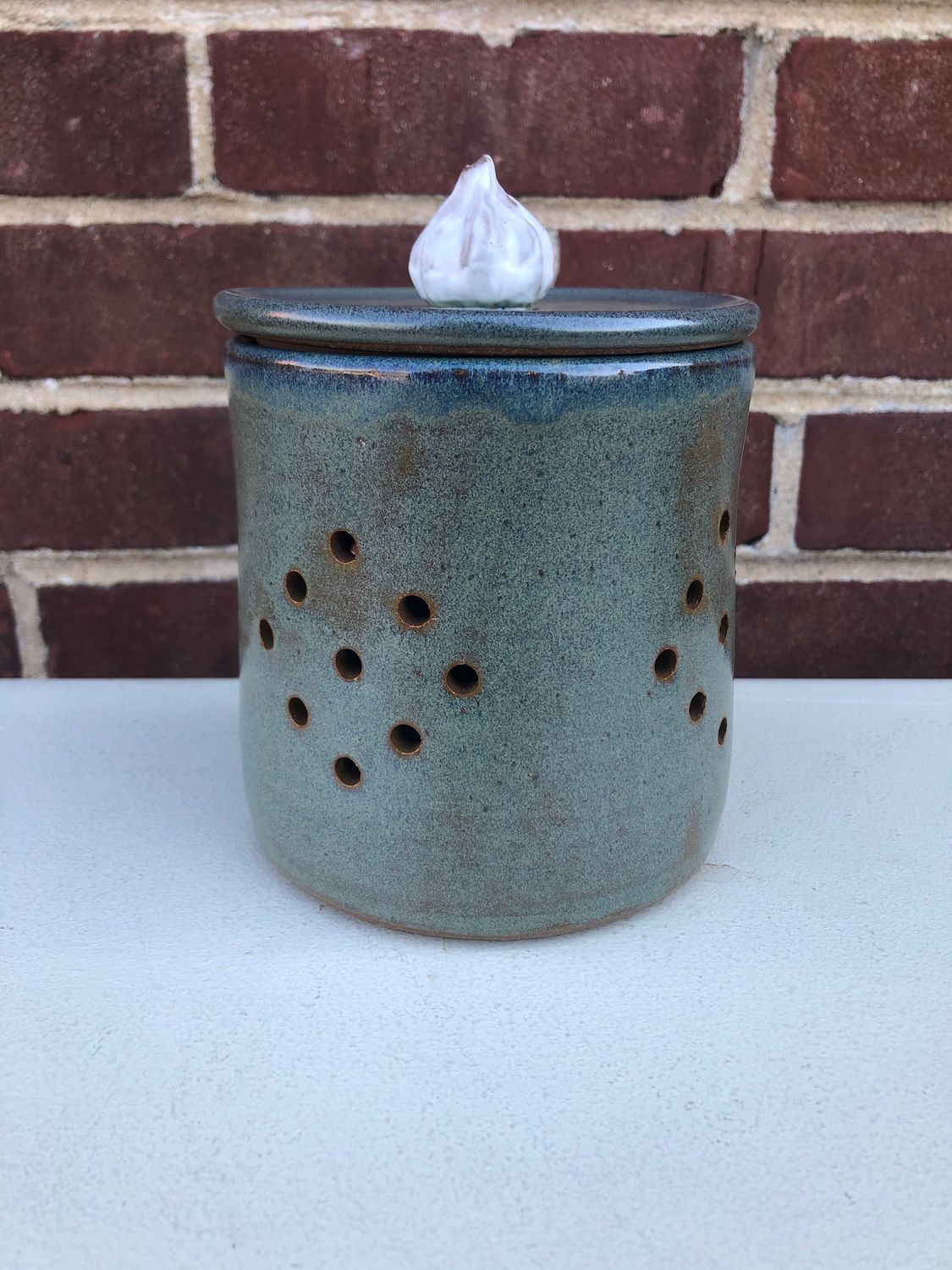 Vented Garlic Keeper with Lid