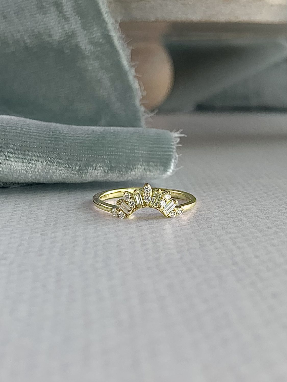 Barlow Round & Baguette 1/5 ctw natural diamond 14k yellow contour band
