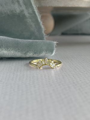Barlow Round & Baguette 1/5 ctw natural diamond 14k yellow contour band