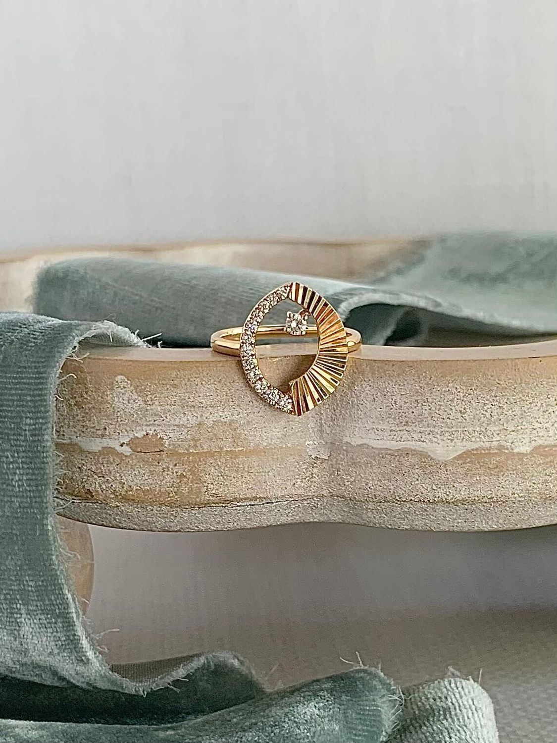 Wave Diamond 18k Yellow Gold Ring