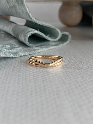 Gentle V Contour Yellow Gold Band
