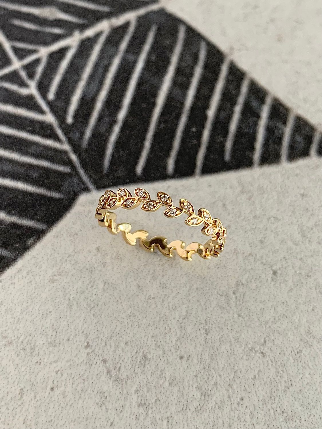 Pattra Vine Diamond 18k Yellow Gold Wedding Band