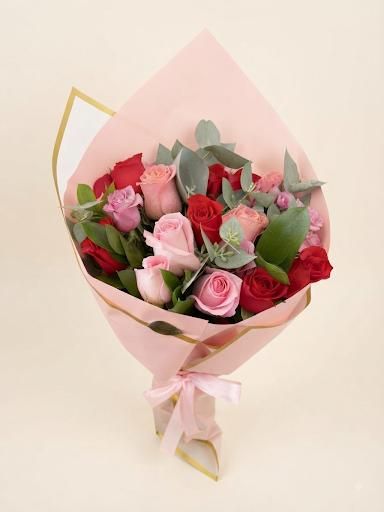 Ramo "Fiesta de Colores" – 24 Rosas para Celebrar la Vida