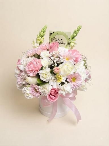 Caja "Sueño en Rosa" – Arreglo Floral con Claveles, Rosas y Perritos