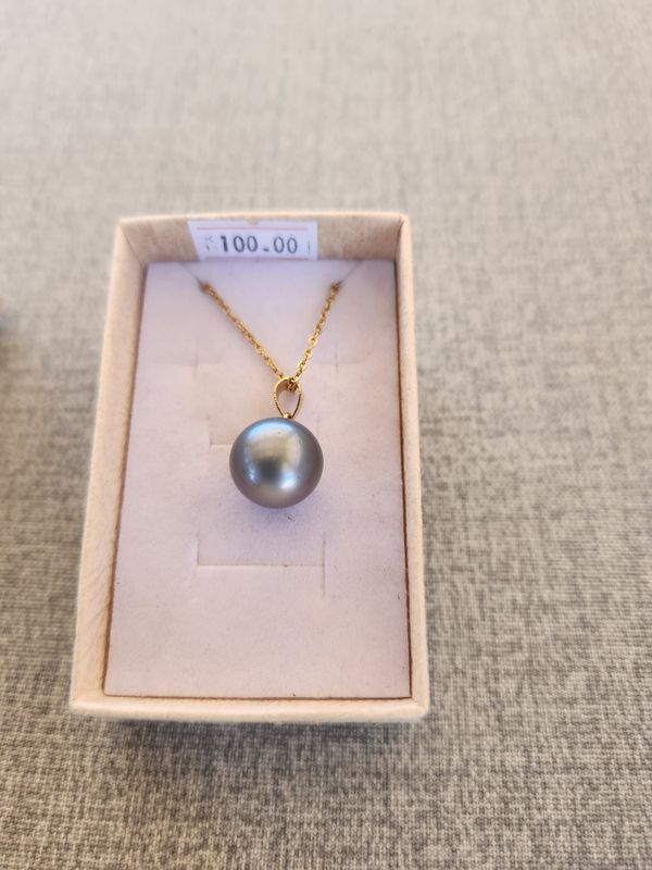 Tahitian pearl necklace