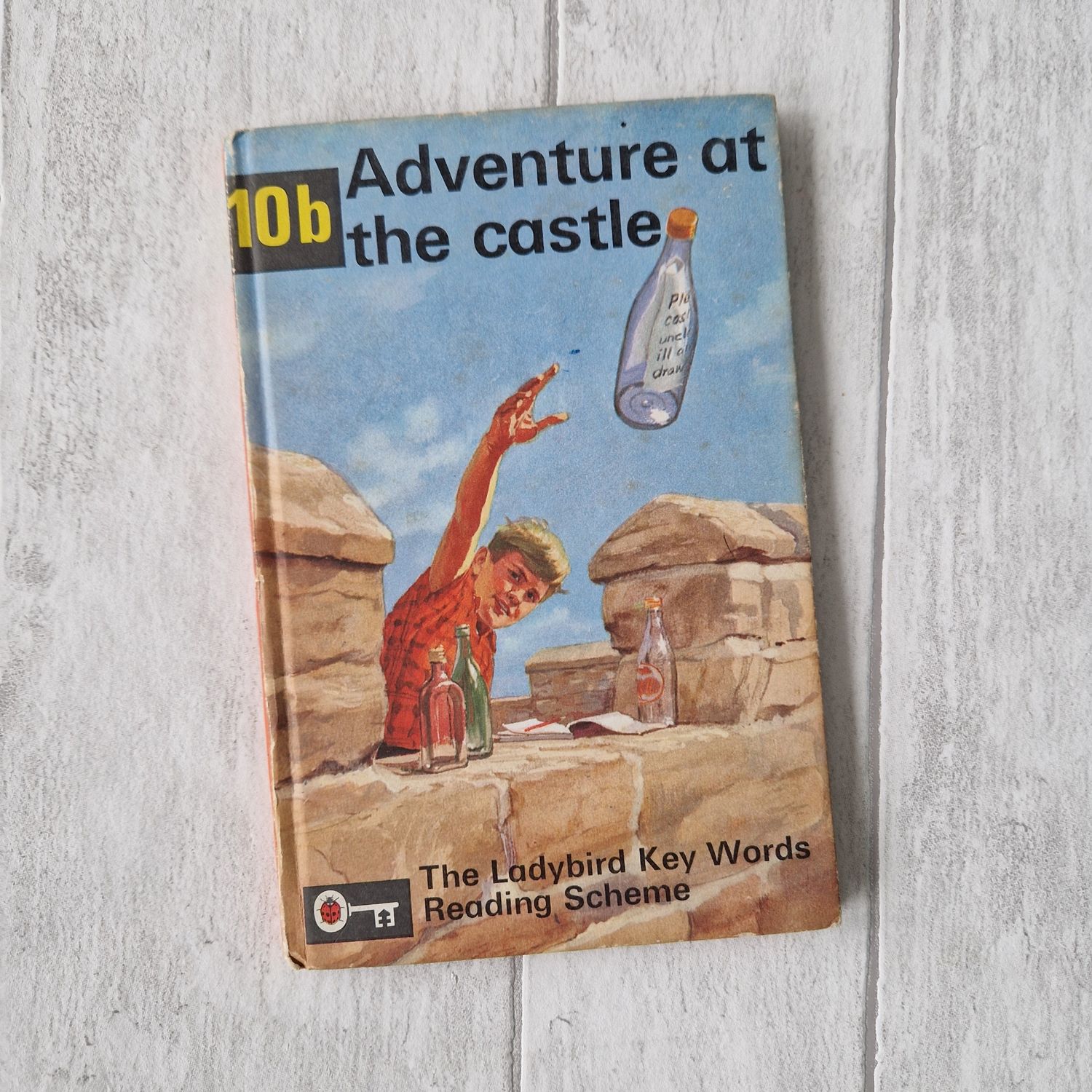Adventure at the Castle 10b Ladybird Book - Peter and Jane