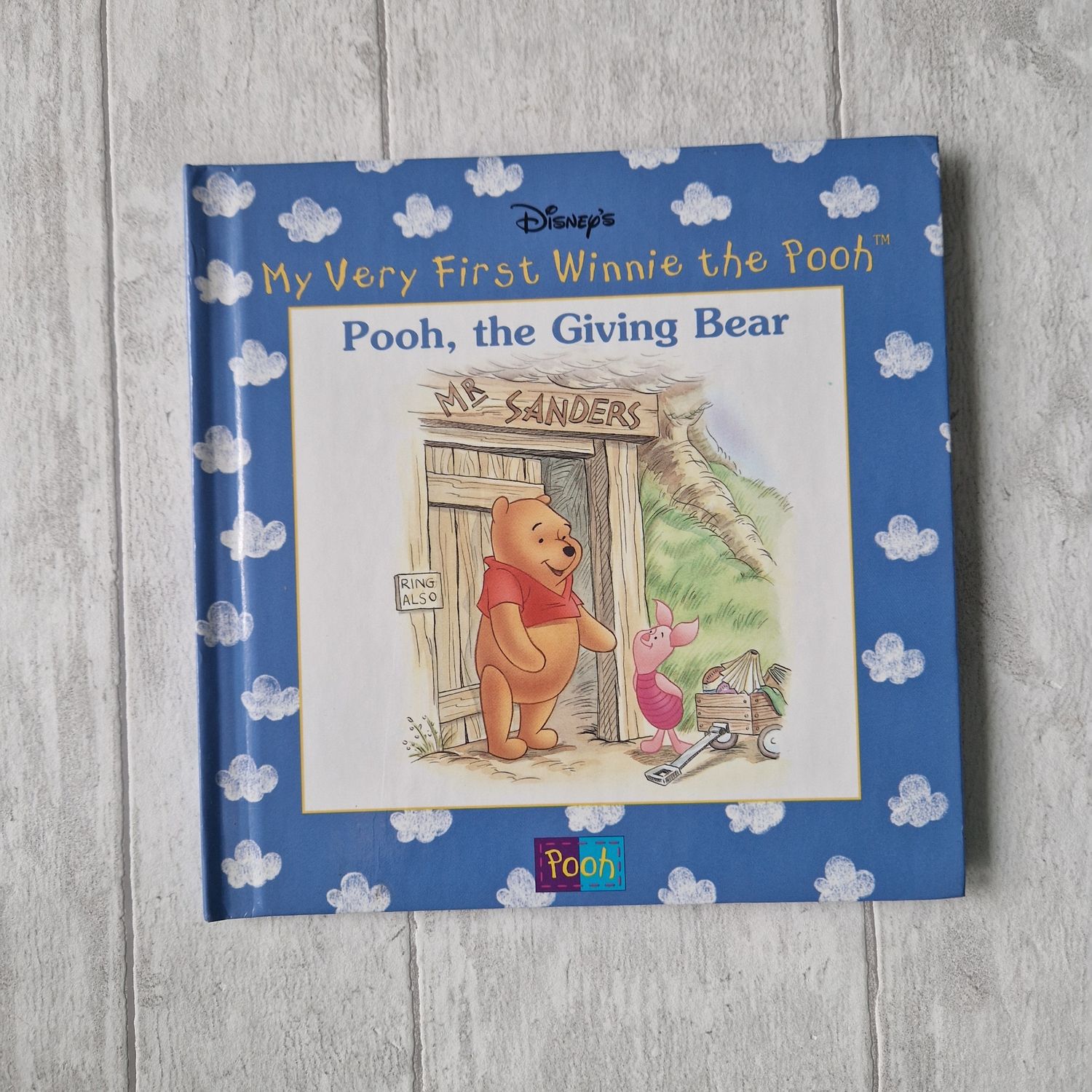 Winnie the Pooh - The Giving Bear
