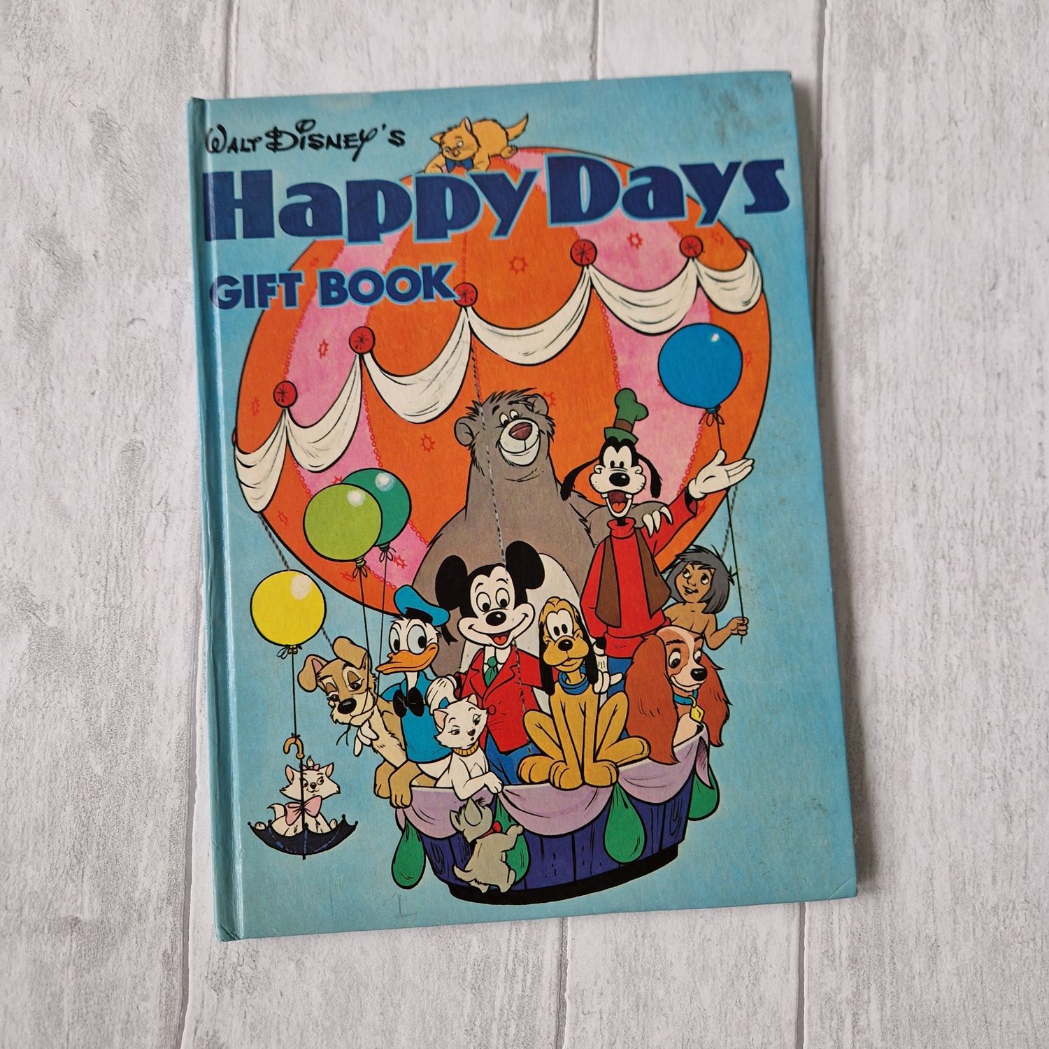 Walt Disney&#39;s Happy Days Gift Book  1976