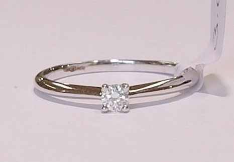 18ct white gold diamond solitaire ring