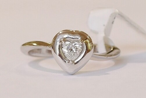 18ct white gold diamond solitaire ring