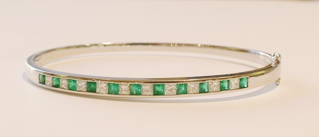 18ct white gold emerald and diamond bangle