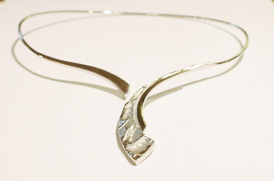 Silver Sueno torque necklace