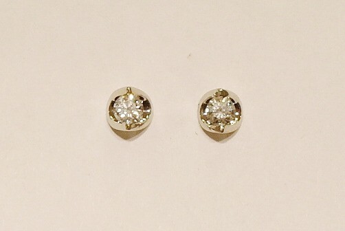 18ct white gold diamond studs. 0.20ct