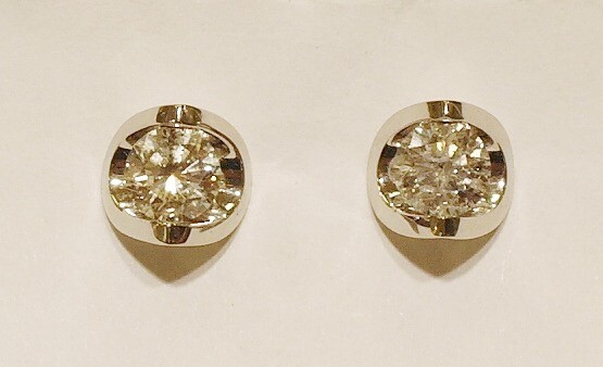 18ct white gold diamond studs. 1ct