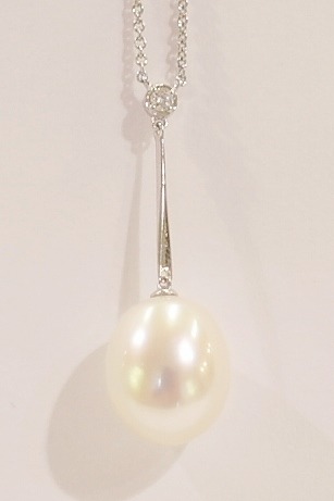 9ct white gold pearl and diamond pendant