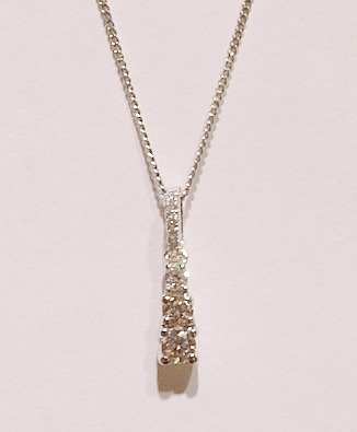 18ct white gold diamond pendant