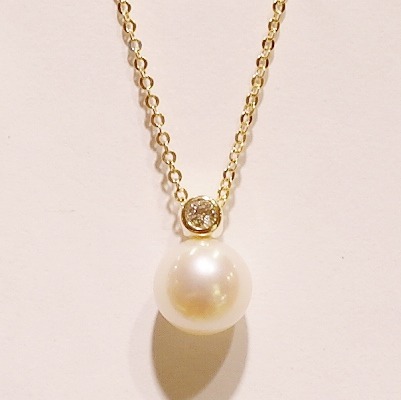 9ct yellow gold pearl and diamond pendant