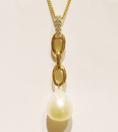 9ct yellow gold pearl and diamond pendant
