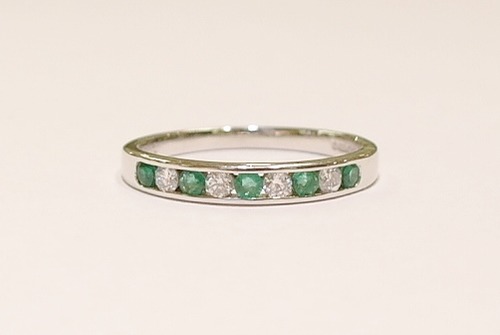9ct white gold emerald and diamond ring