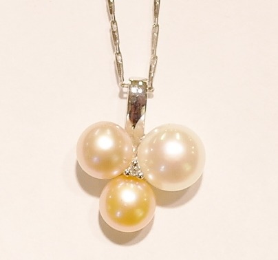 9ct white gold pearl and diamond pendant