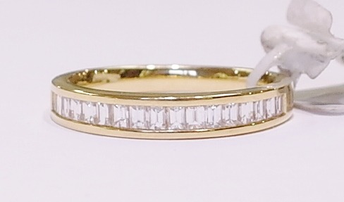 18ct yellow gold diamond band