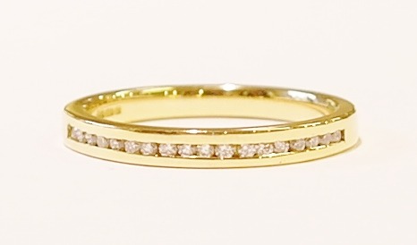 18ct yellow gold diamond band
