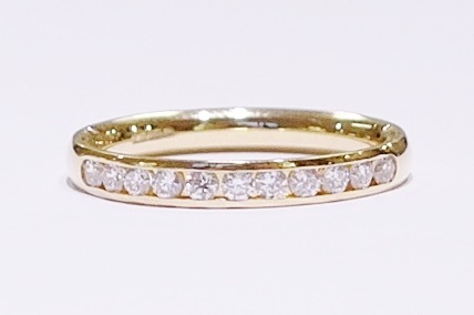 18ct yellow gold diamond band