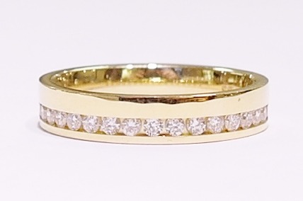 18ct yellow gold diamond band