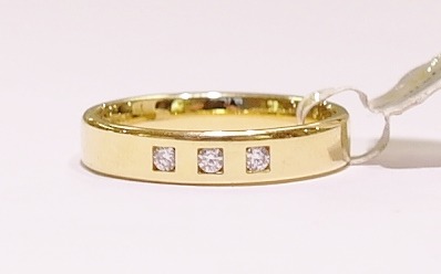 18ct yellow gold diamond band