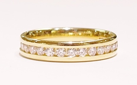 18ct yellow gold diamond band