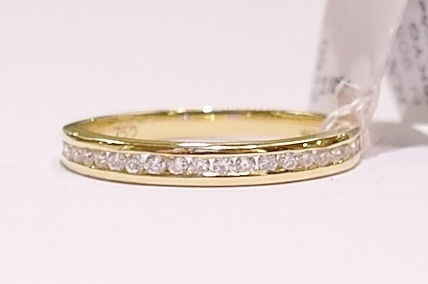 18ct yellow gold diamond band