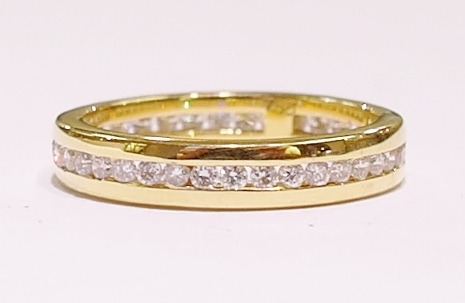 18ct yellow gold diamond band