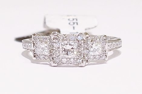 18ct white gold ring