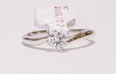 18ct white gold diamond ring