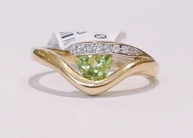9ct peridot and diamond ring