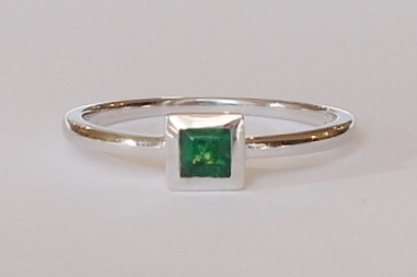 9ct white gold emerald ring